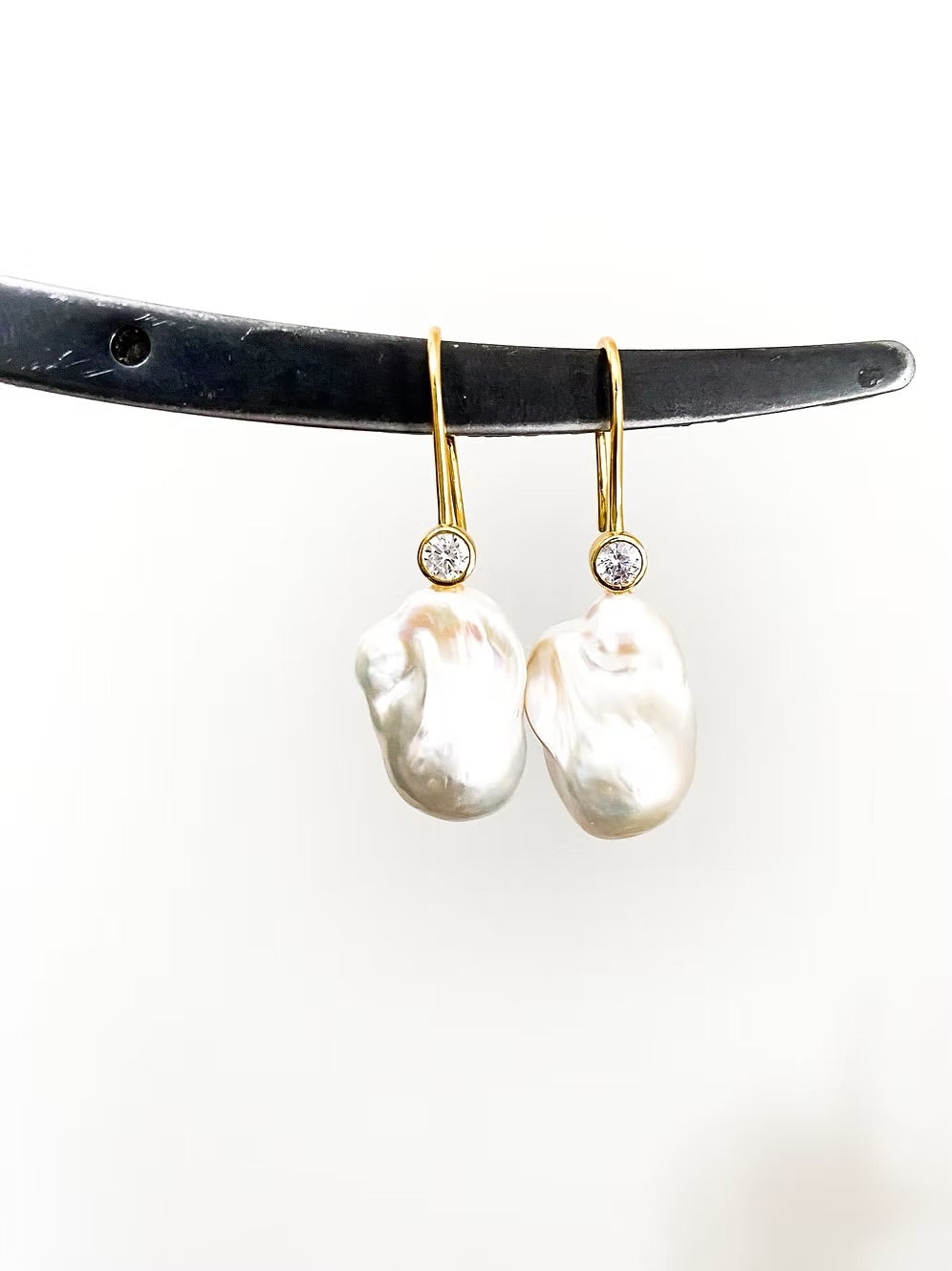 NATNAT Lumiere White Baroque Pearl Earrings